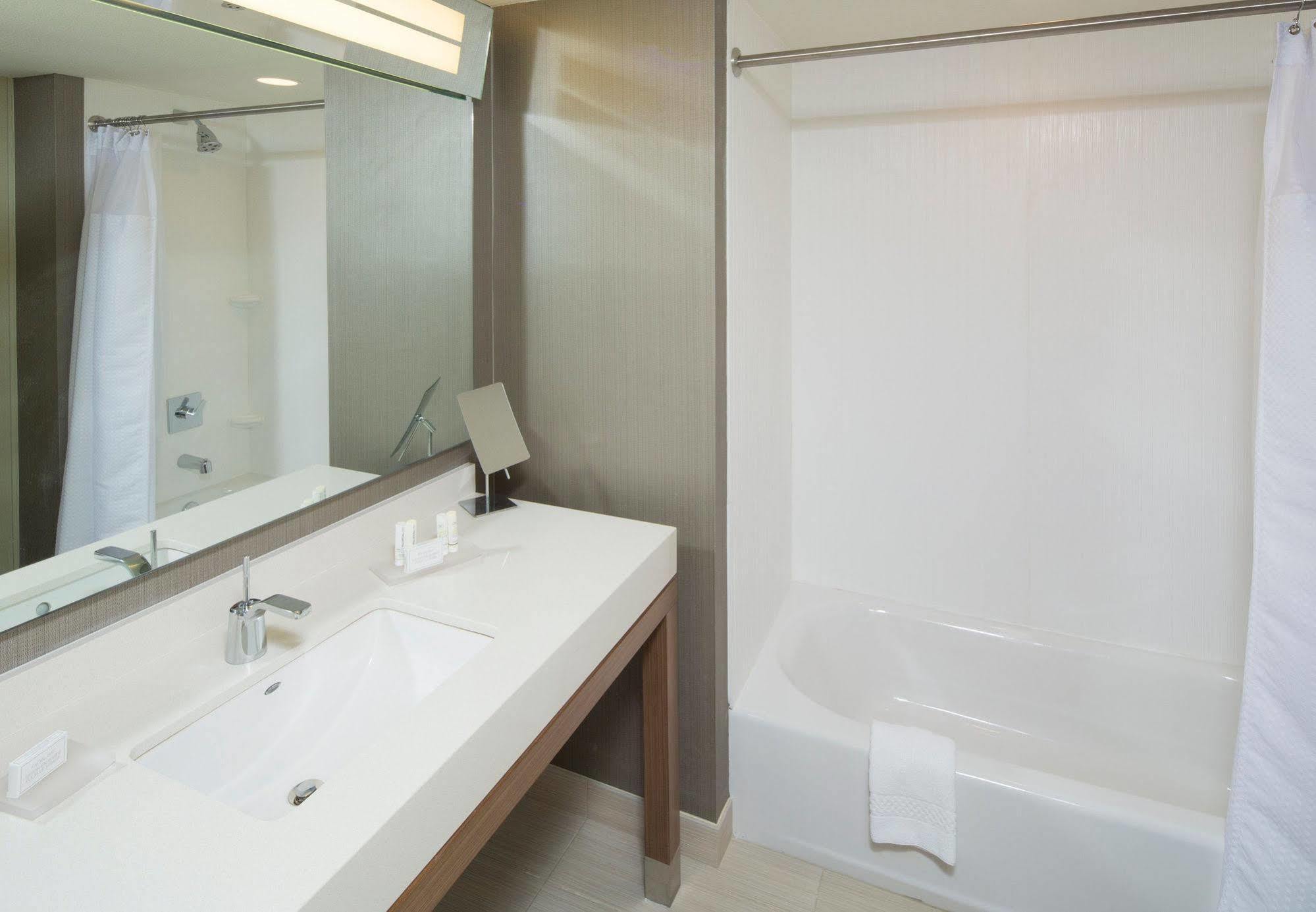 Courtyard By Marriott Dallas Midlothian At Midlothian Conference Center Bagian luar foto